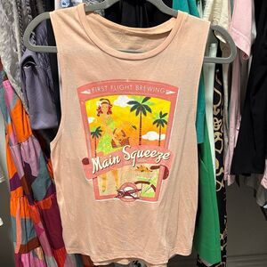 First flight brewing vintage Main Squeeze Graphic muscle Tank Top - Peach S
